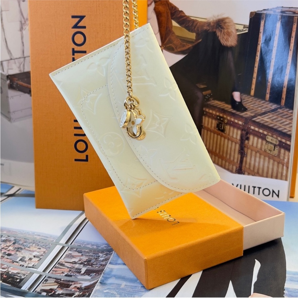 LOUIS VUITTON | Yellow Vernis Clutch